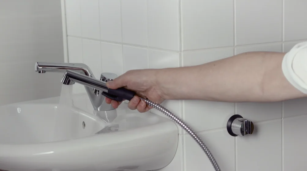 HANSASIGNATUR Austausch der Batterien - Handbrause Halter